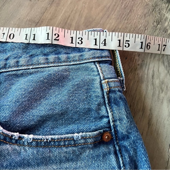 LEVI'S 501 Women’s MID THIGH Jean SHORT Distressed 6” Inseam High Rise Size 27 - Picture 2 of 10